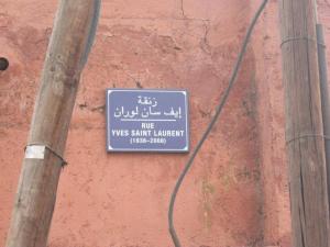 A small sign noting the street where the Majorelle Garden entrance lies.
